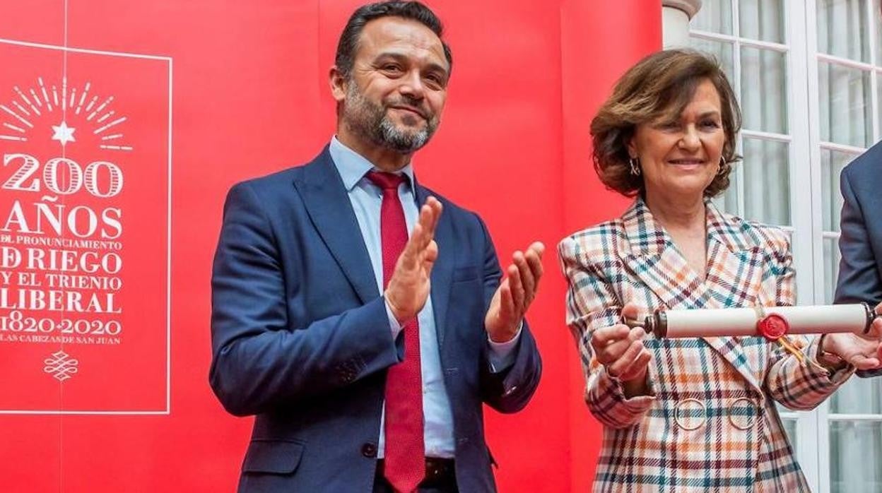 El alcalde de Las Cabezas junto con la ministra de la Presidencia, Relaciones con las Cortes y Memoria Democrática, Carmen Calvo