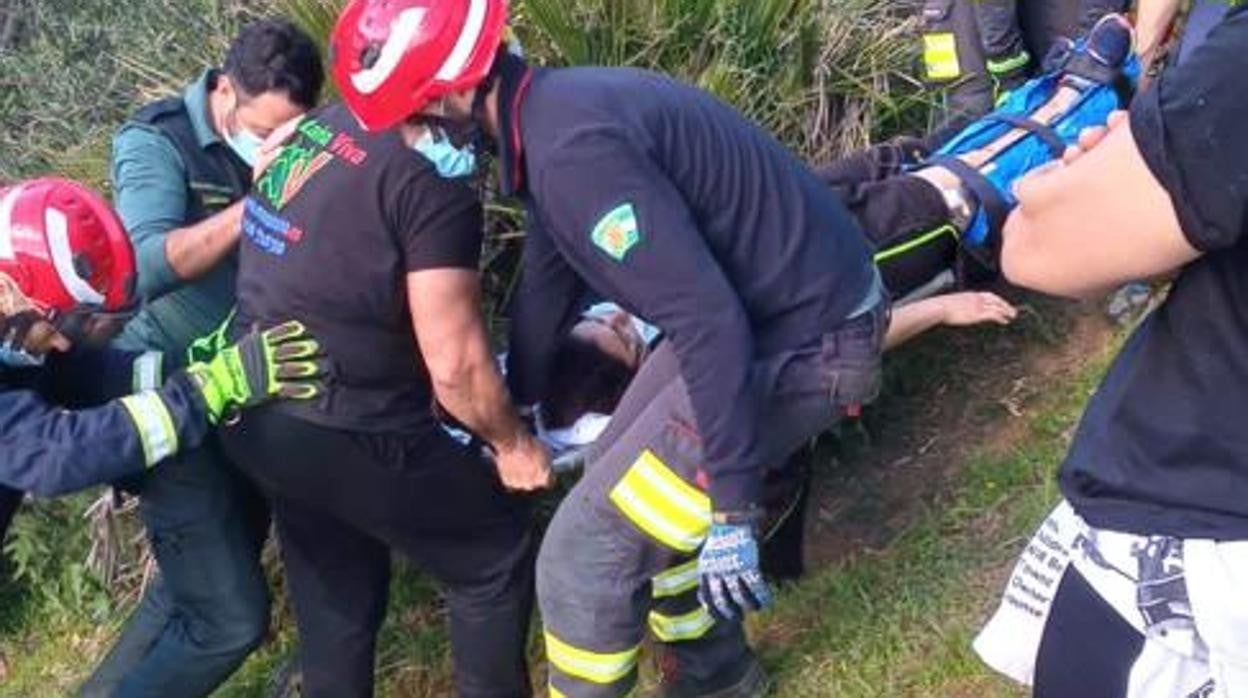 Bomberos y guardias civiles durante el rescate de la excursionista