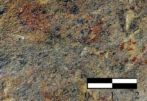 Huellas humanas (de color rojizo) sobre uno de los ortostato del dolmen