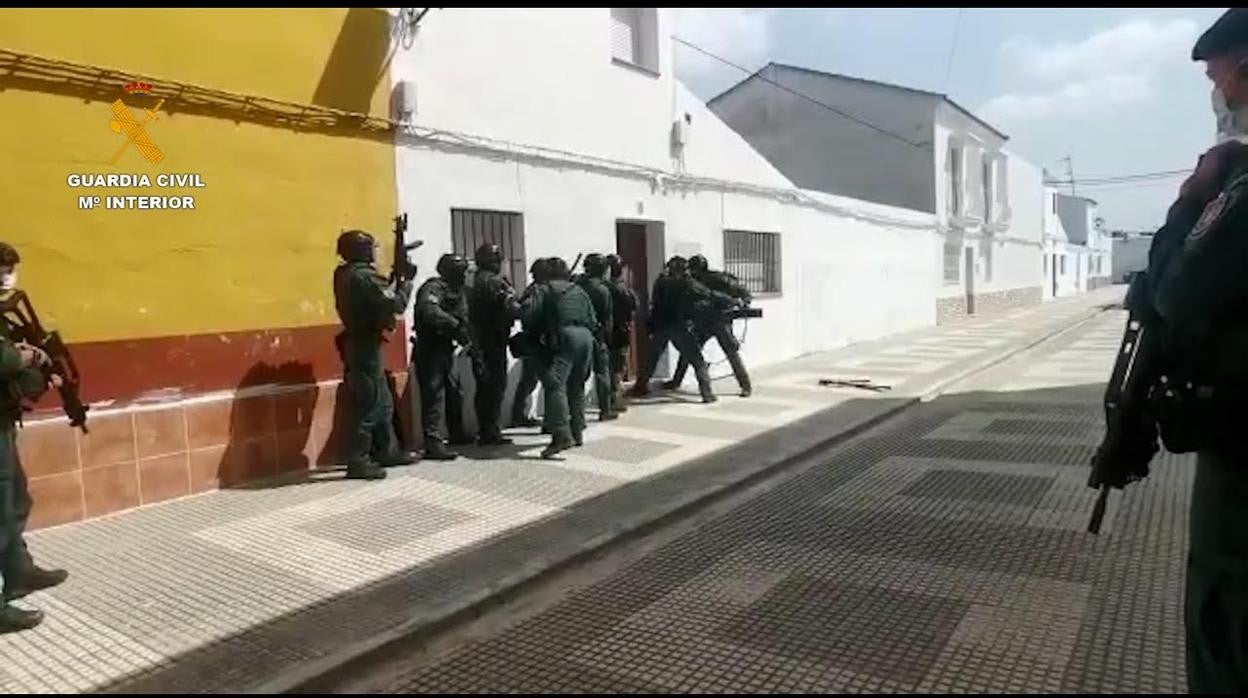 Agentes de la Guardia Civil accediendo a una vivienda