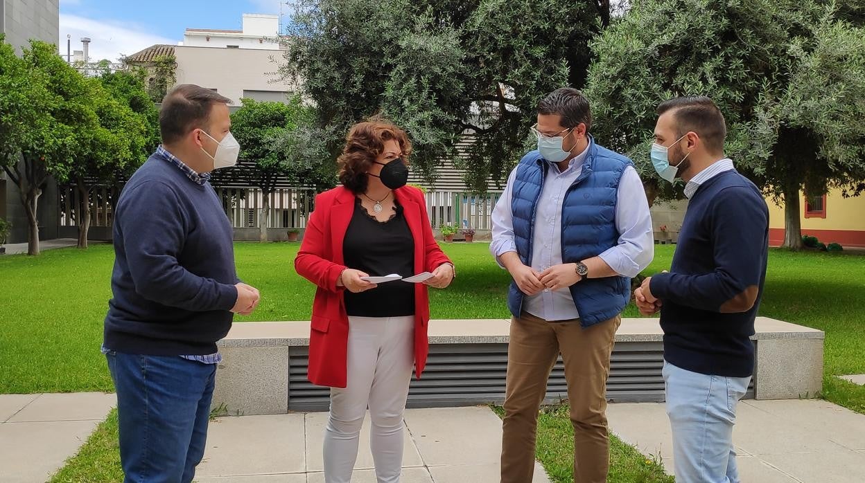 La alcaldesa de Huévar junto con parte de su equipo de gobierno, en el patio de la Diputación de Sevilla