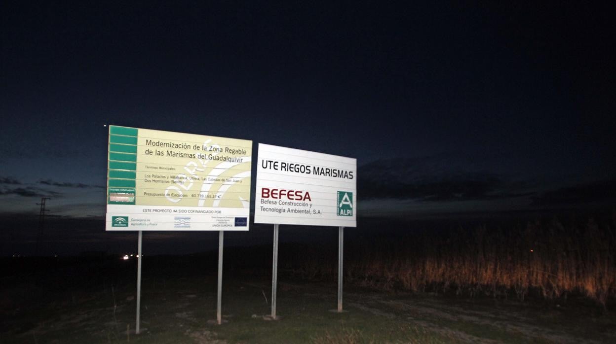 Carteles informativos de las obras de modernización en las marismas