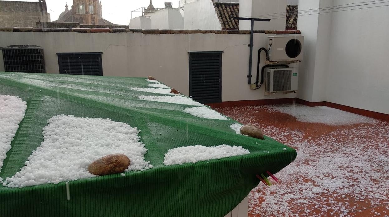 Manto blanco formado por los granizos caídos en Écija