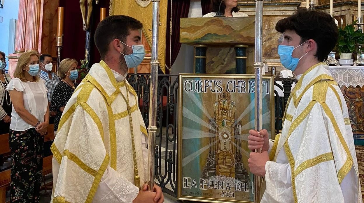 Un instante de un acto litúrgico celebrado en La Puebla del Río