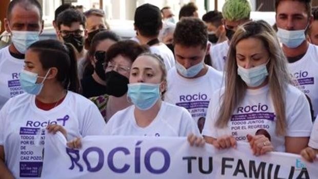 El pueblo «roto» de Martín de la Jara despide a Rocío Caíz con un «emotivo» entierro en la iglesia del Rosario