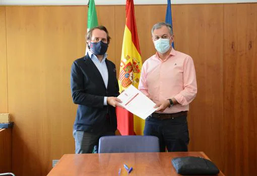 José Luis Sanz (derecha) y Fernando Sánchez Jiménez durante la firma del contrato