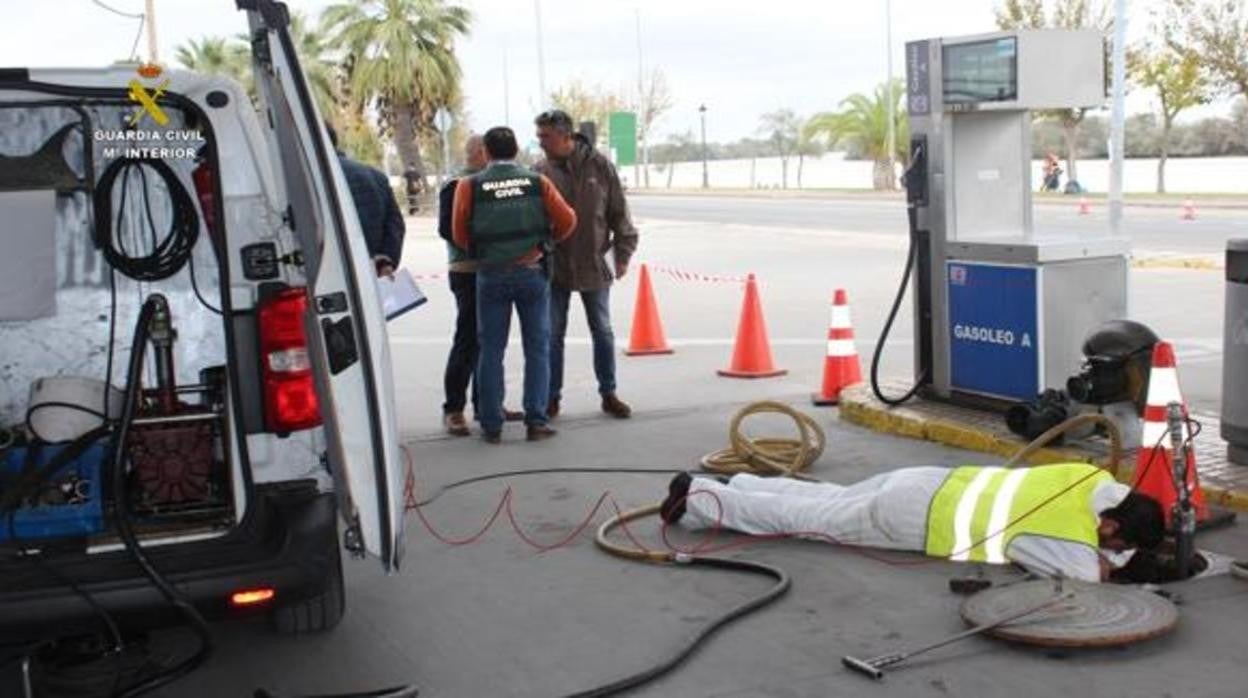 Un momento de la inspección realizada por los agentes en la gasolinera en septiembre de 2020