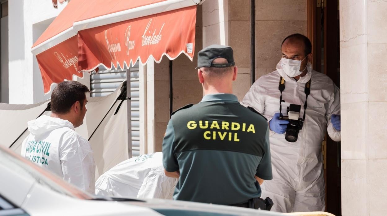 Agentes de la Guardia Civil investigan el escenario del crimen tras el hallazgo del cuerpo