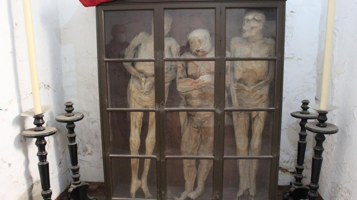 Las tres momias se encuentran en la cripta de la iglesia de Santiago el Mayor de Utrera