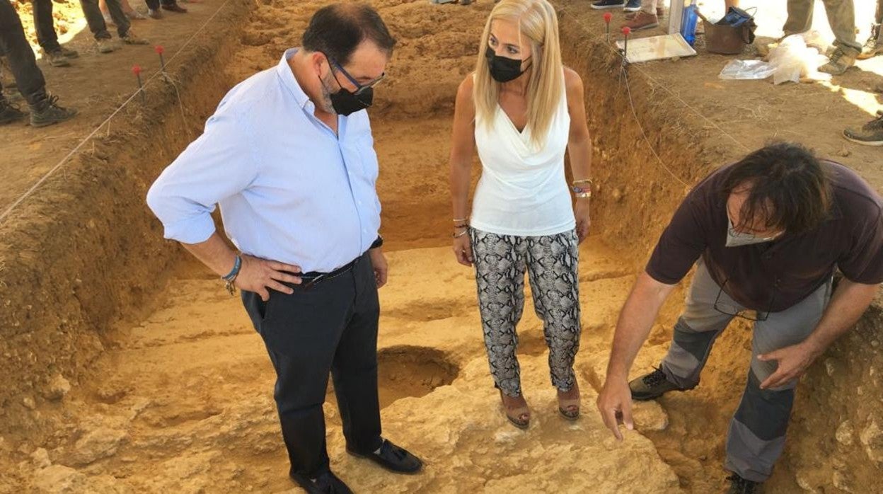 La consejera de Cultura, Patricia del Pozo, junto al alcalde de Carmona, Juan Ávila