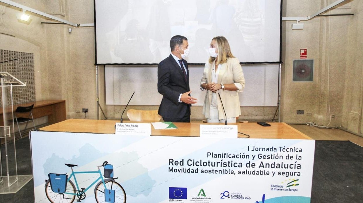 La consejera de Fomento de la Junta, Marifrán Carazo, junto a Felipe Arias, director general de Movilidad
