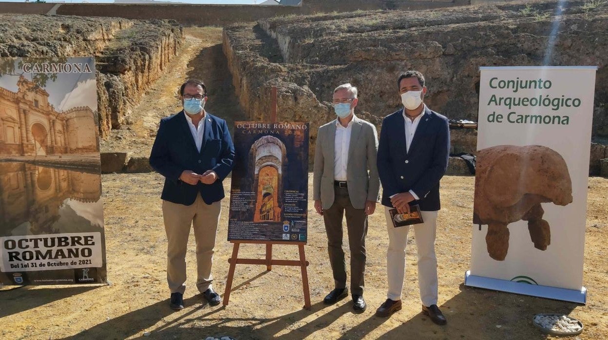 Juan Ávila, Miguel Ángel Arauz y Ramón Gavira durante la presentación de 'Octubre Romano'