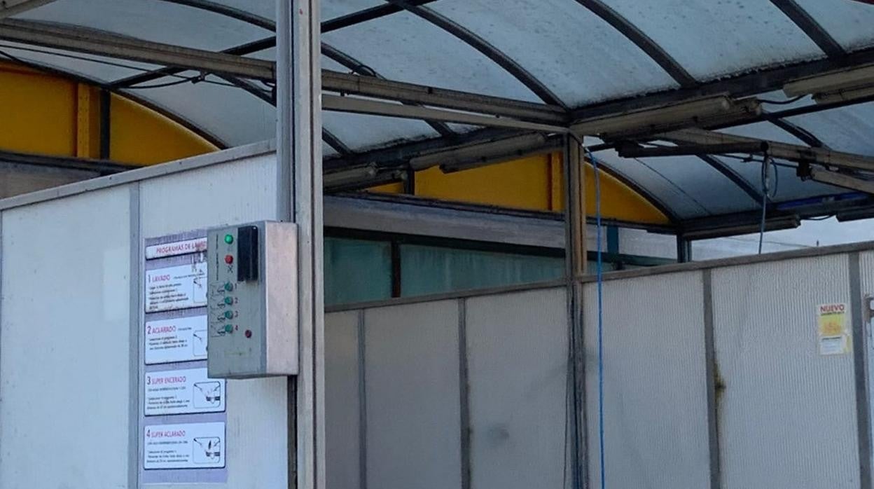 Uno de los lavaderos de coches precintado por la Junta tras detectarse legionela en Los Palacios