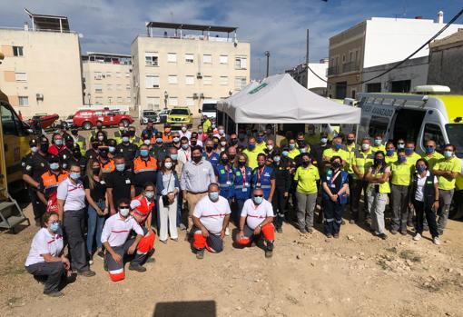 Parte del equipo que ha participado en el simulacro en Lora del Río