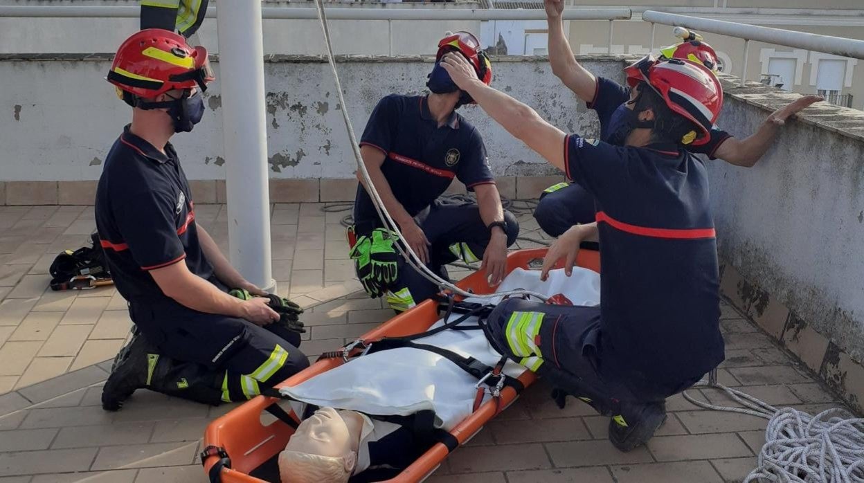 Simulacro de rescate de una persona en la terraza de un edificio