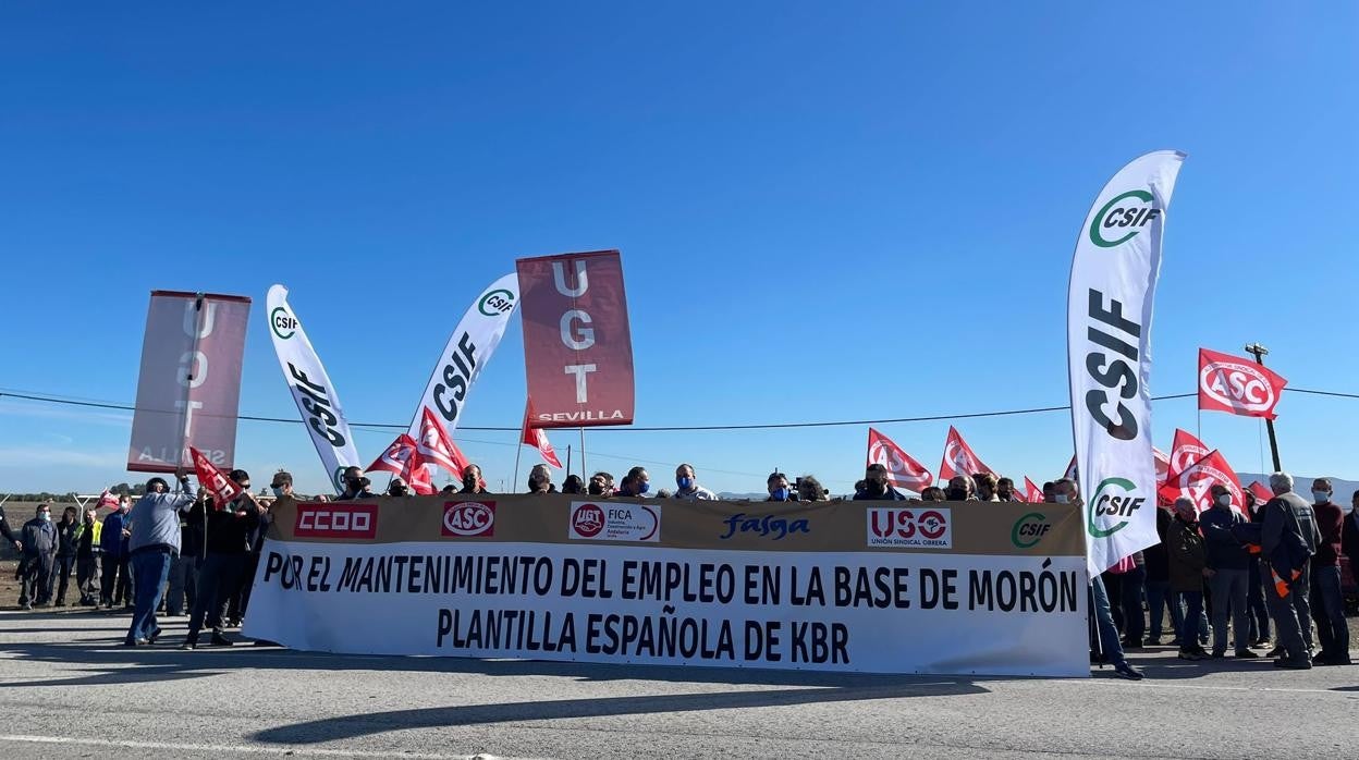 Un momento del inicio de la manifestación de los trabajadores de la base aérea de Morón