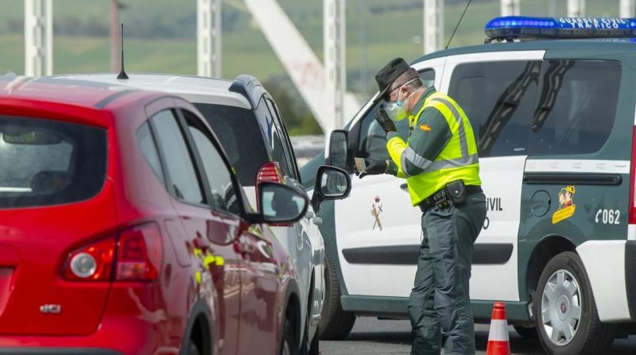 Un control a la salida de Sevilla durante el primer estado de alarma