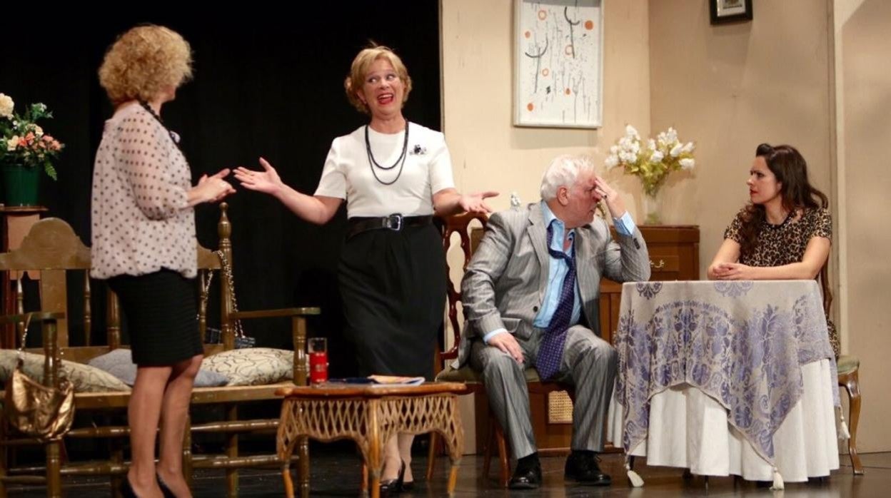 La Agrupación Álvarez Quintero, en uno de sus montajes