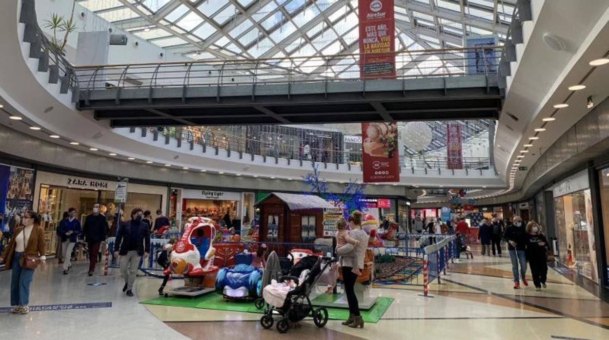 Varias personas pasean por el centro comercial Aire Sur de Sevilla