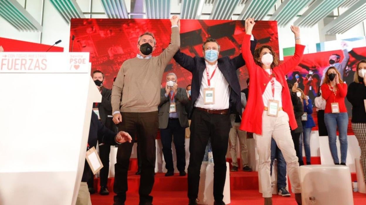 Juan Espadas, Javier Fernández y María Jesús Montero, este domingo en el congreso celebrado en Sevilla