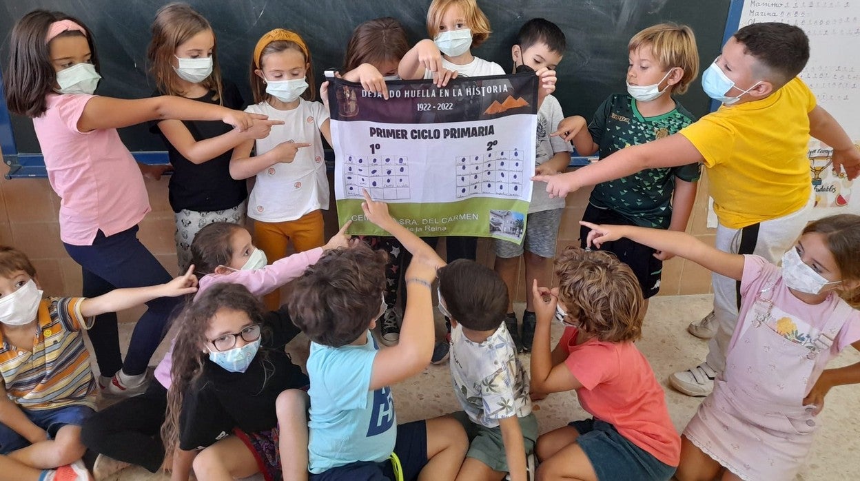 El alumnado del Ceip Nuestra Señora del Carmen con el documento donde han puesto sus huellas