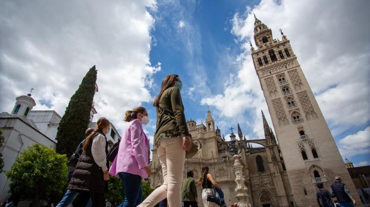 Un grupo de personas en el entorno de la Catedral de Sevilla