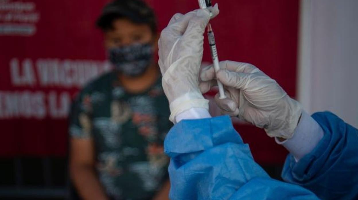 Un niño aguarda su turno para recibir la vacuna contra el Covid