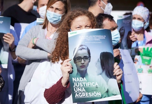 Una profesional sanitaria durante la concentración de protesta