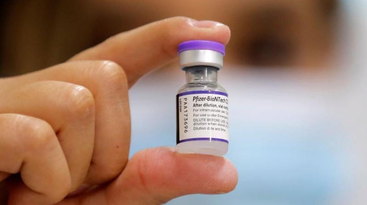 Un vial de la vacuna del laboratorio Pfizer BioNTech contra el Covid