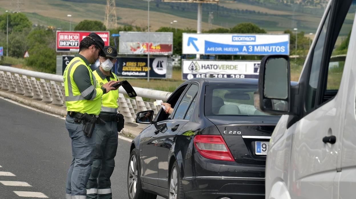 Dos agentes de la Guardia Civil piden la documentación a un conductor