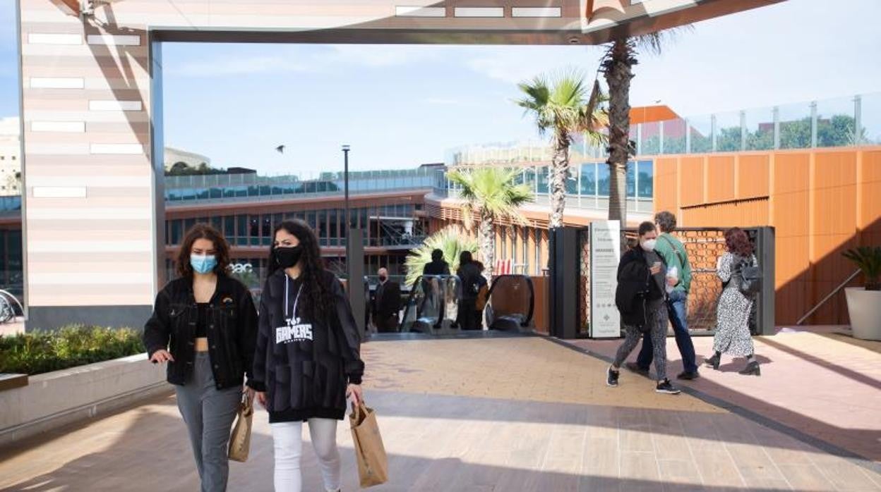 Ambiente en el centro comercial Torre Sevilla