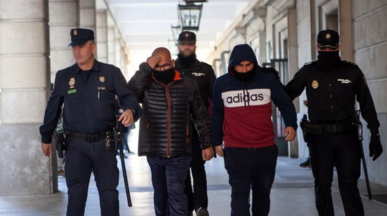 Ricardo García Gutiérrez, alias el 'Cabo', y su hijo Ricardo García Hernández, el 'Pollino', en una imagen de archivo en los juzgados de Sevilla