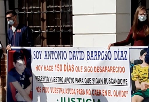 El padre de Antonio David y su tía durante la última concentración