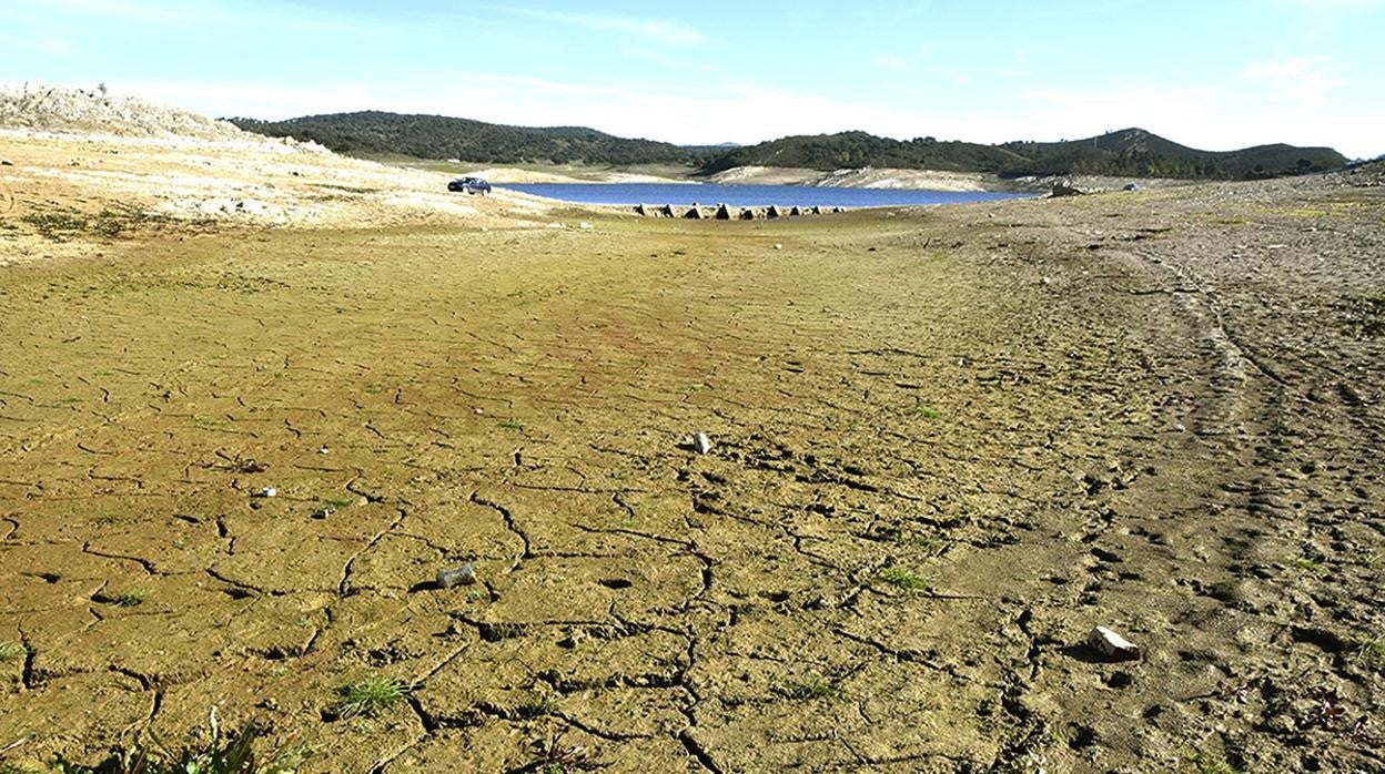 Imagen reciente del pantano de Aracena, uno de los embalses que abastecen a Sevilla