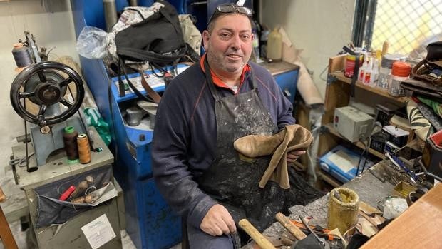 Vicente, uno de los últimos zapateros remendones que queda en Sevilla