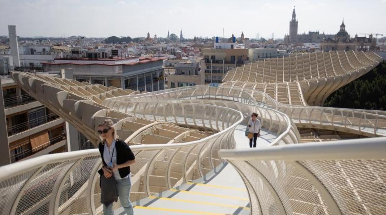 Dos personas pasean por la zona alta de Las Setas de la Encarnación
