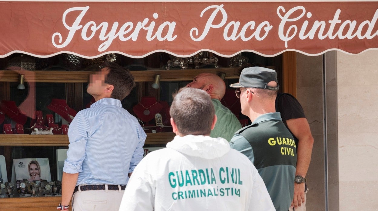 Agentes de la Guardia Civil durante la inspección de la joyería tras el atraco y asesinato