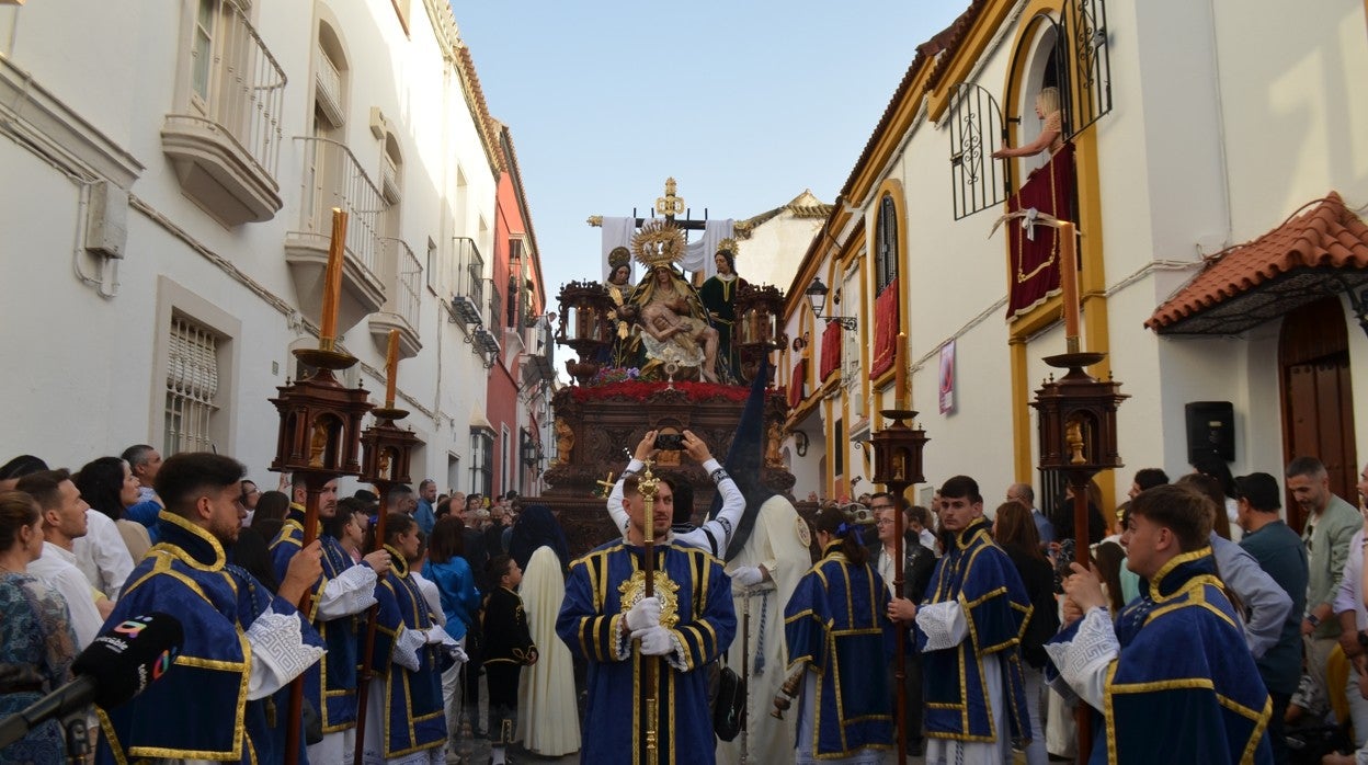 El paso de la Piedad de la Quinta Angustia por las calles de Utrera