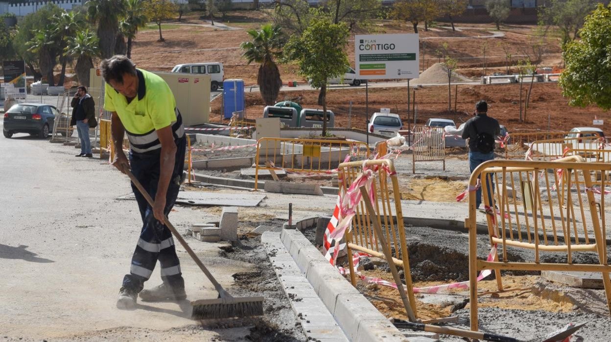 Un operario durante una obra realizada en un municipio sevillano
