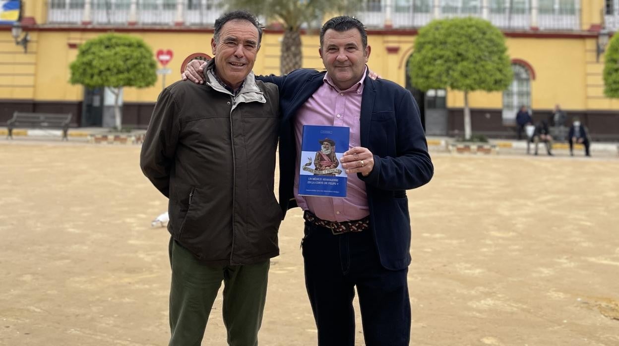 Francisco Morillas y José Antonio Martínez, con su nuevo libro en la plaza de la Corredera de Arahal