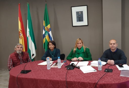 La alcaldesa de Palomares del Río y sus tres ediles, en rueda de prensa