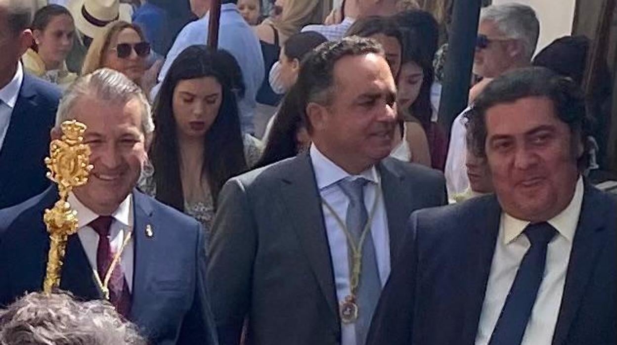 El alcalde de Valencina, el socialista Antonio Manuel Suárez, en el centro de la imagen, el pasado Domingo de Resurrección