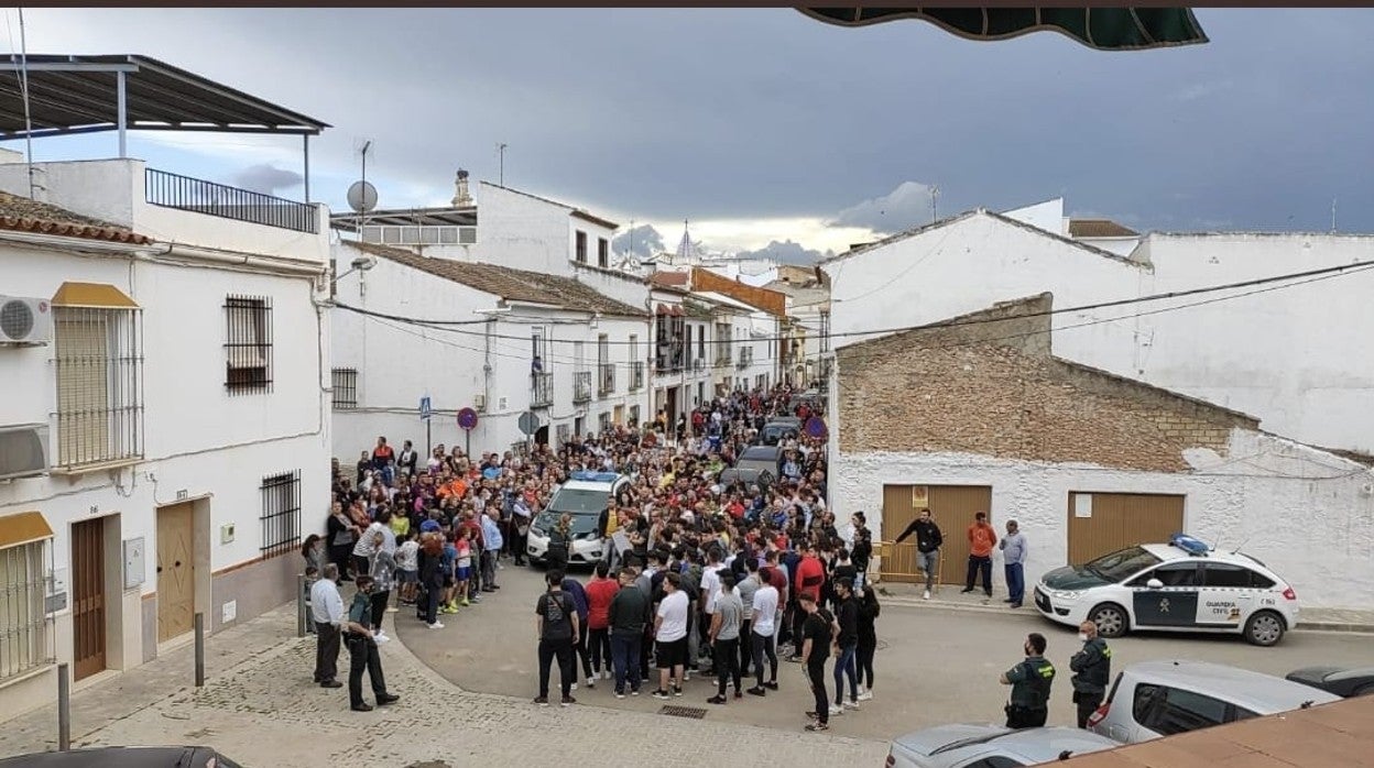 Agentes de la Guardia Civil trata de tranquilizar a los vecinos momentos antes de que volcaran los vehículos