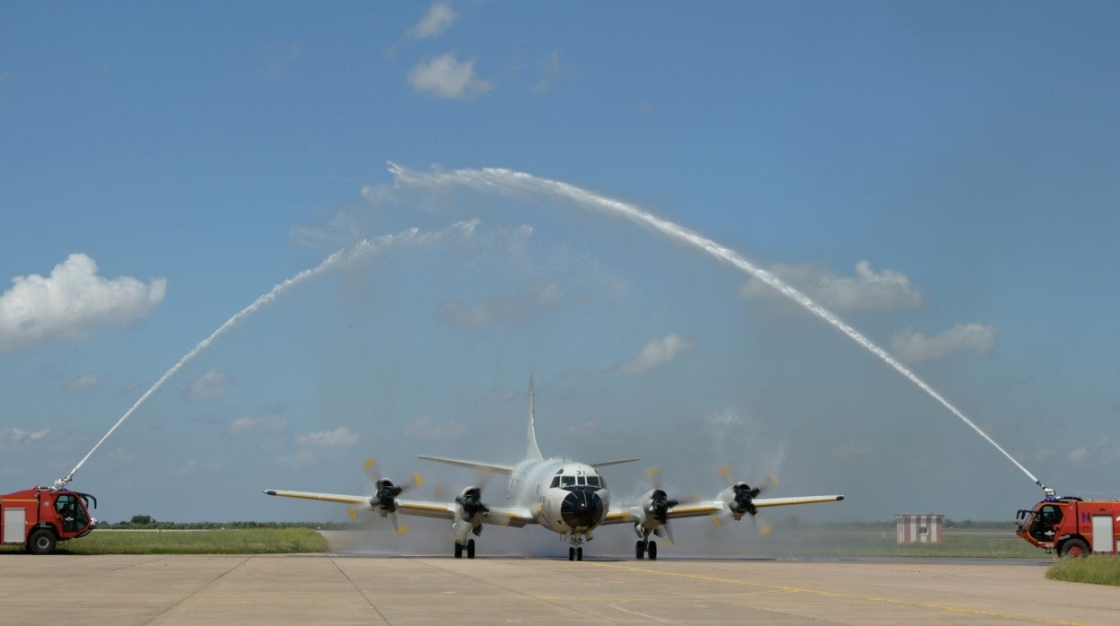 El avión fue recibido con un arco de agua tras su último vuelo