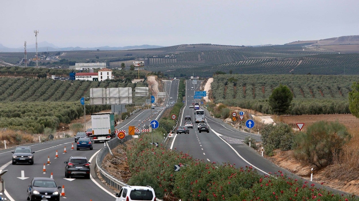 Varios vehículos circulan en las dos direcciones de la A-92 en un tramo en obras de la provincia de Sevilla