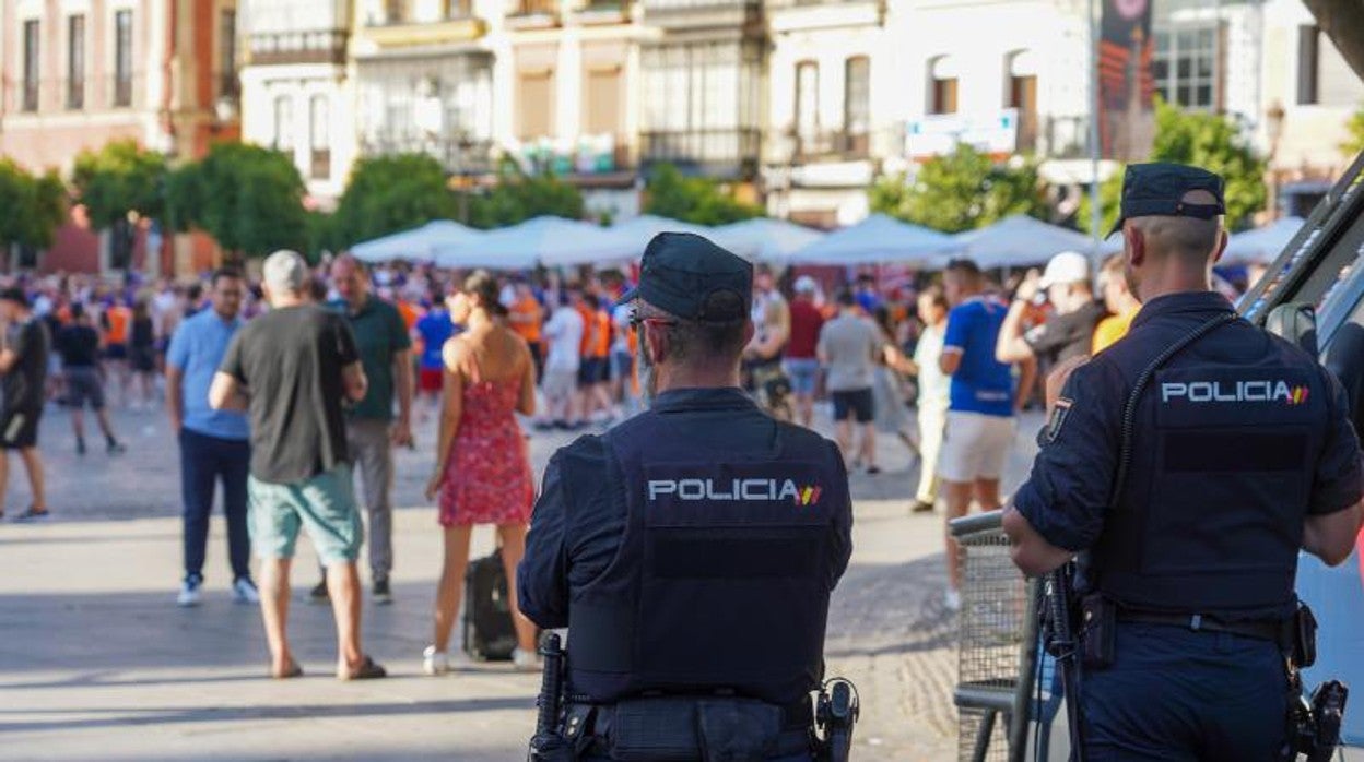 Agentes de la Policía Nacional vigilando a los aficionados en la Plaza de San Francisco