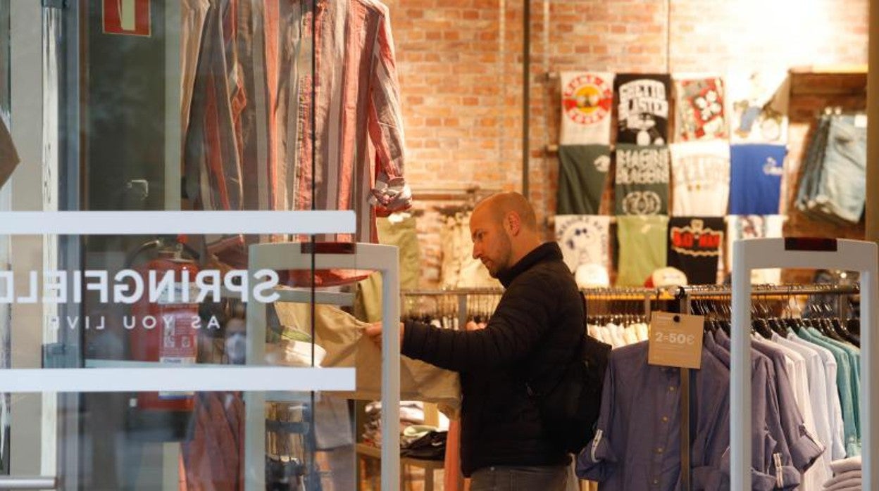 Un cliente sin mascarillas en el interior de una tienda