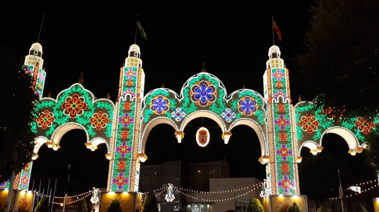 Imagen de archivo de la portada de la Feria de Alcalá de Guadaíra iluminada de noche