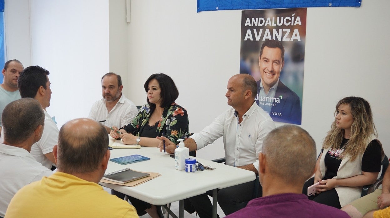 Virginia Pérez reunida junto a trabajadores de la base aérea de Morón de la Frontera