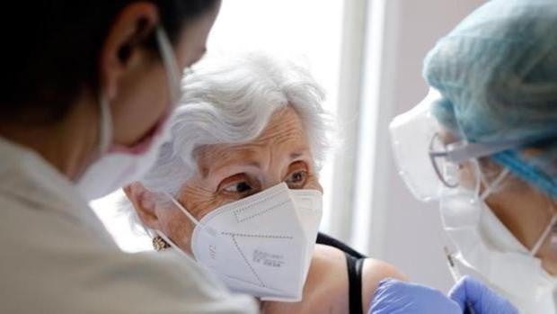 Sevilla registra la cifra más baja de hospitalizados en planta por Covid de los últimos cuarenta días